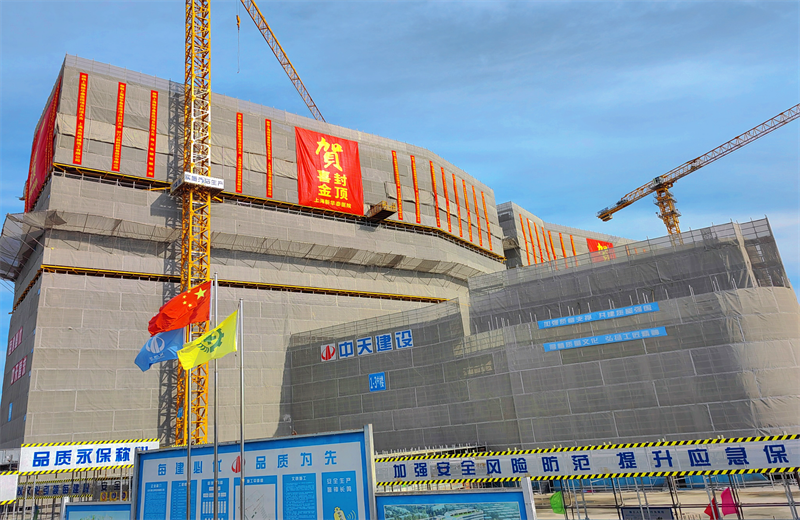 2024年10月30日，437ccm必赢国际三建上海新华泰医院项目主体封顶。